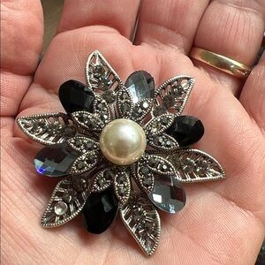 Premier Designs Pearls Night Out Floral Silver Tone Brooch Pendant